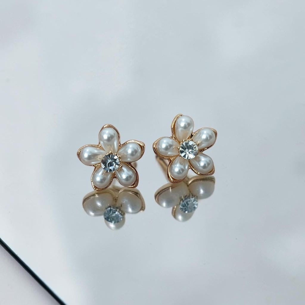 Flower Pearl Stud
